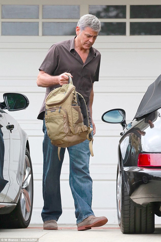 44867FC700000578-4904478-The_56_year_old_Academy_Award_winning_actor_was_spotted_carrying-a-178_1505941914494