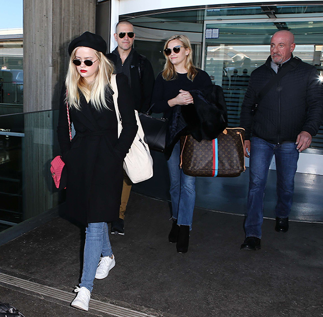 reese-witherspoon-and-daughter-ava-at-paris-airport-z