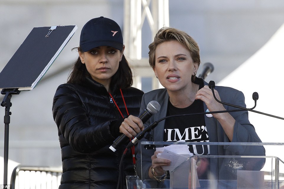 485FE7B300000578-5293653-Mila_Kunis_held_the_microphone_for_Johansson_during_a_portion_of-a-20_1516536202767