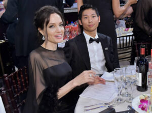 rs_1024x759-180108123950-1024.angelina-jolie-pax-golden-globes-2018-audience.ct.010818